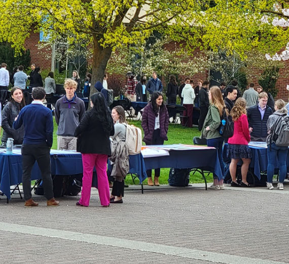 جوش شولتز مع قطعة خشب